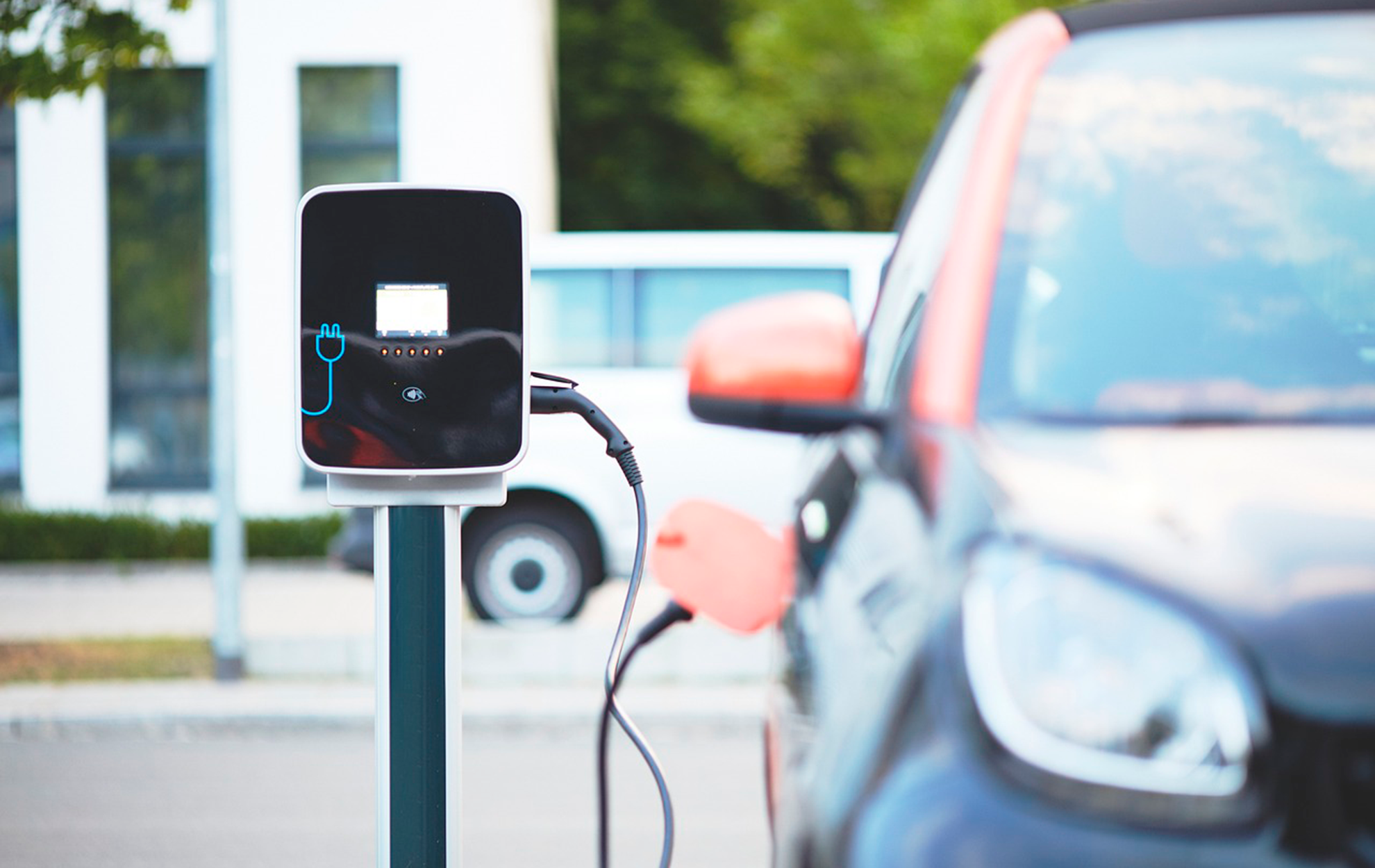 ¿Cuál es el consumo en kWh del coche eléctrico?