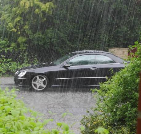 Es seguro conducir un coche eléctrico bajo la lluvia